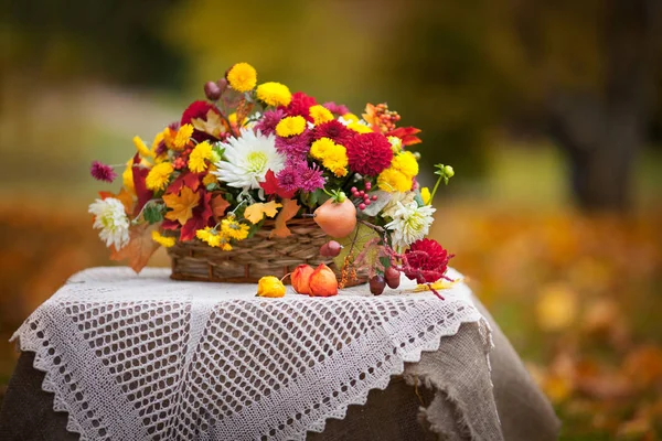 Ramo de flores de otoño en la cesta sobre la mesa en s rústico —  Fotos de Stock