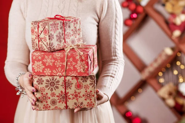 Lwoman's handen houden geschenkdozen. Kerstmis, Nieuwjaar, mooi — Stockfoto