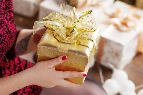 Lwoman's handen Holding gouden geschenk doos. Kerstmis, Nieuwjaar, Birt — Stockfoto