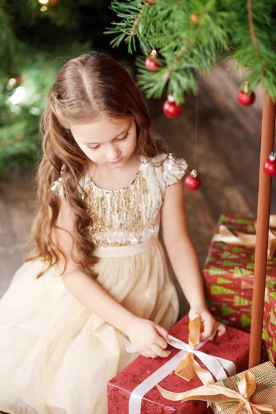 Mooi klein meisje openen van een doos van de gift van Kerstmis. Kerst een — Stockfoto