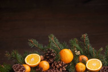 Koyu ahşap sırtında Noel süsüyle fidan dalları