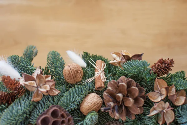 Fir boom takken met kerstversiering op houten backgroun — Stockfoto