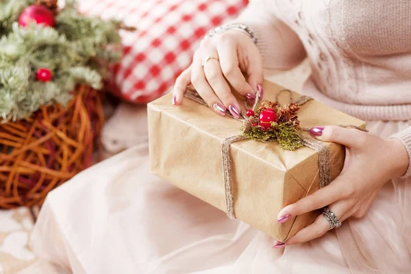 Lwoman's handen houden geschenk doos. Kerstmis, Nieuwjaar, verjaardag — Stockfoto