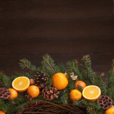 Koyu ahşap sırtında Noel süsüyle fidan dalları