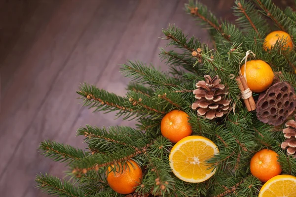 Jedle větve stromů s vánoční výzdobou na tmavém dřevěném hřbetě — Stock fotografie