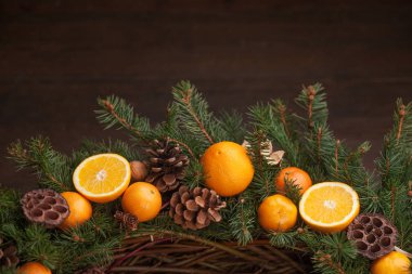 Koyu ahşap sırtında Noel süsüyle fidan dalları