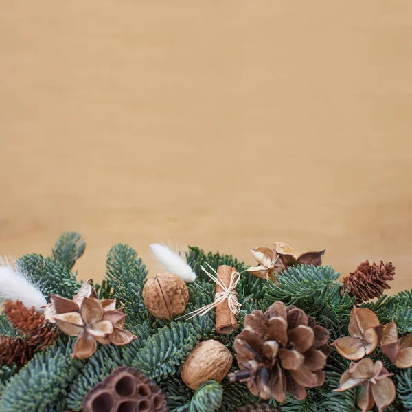 Ветви елки с рождественскими украшениями на деревянной спинке — стоковое фото