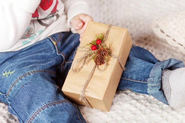 Kind handen houden geschenk doos. Kerstmis, HEW jaar, verjaardag — Stockfoto