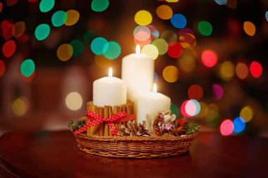 Noel mumlar ve süsler koyu arka plan üzerinde  