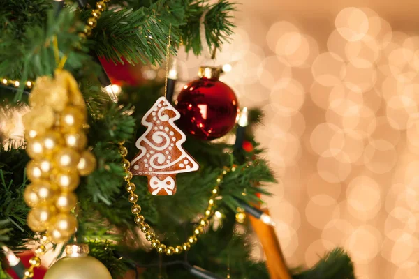 Weihnachten Lebkuchendekoration auf einem Weihnachtsbaum. Hintergrund — Stockfoto