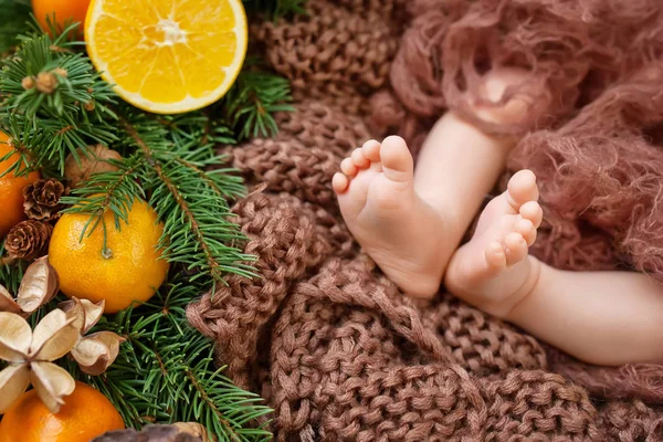 Zavřít obrázek nově narozené děti nohou na pletený přehoz ve wat — Stock fotografie