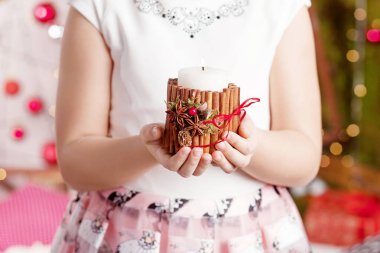 Bir kızın ellerinde mum yakmak. Noel mumu. Christm