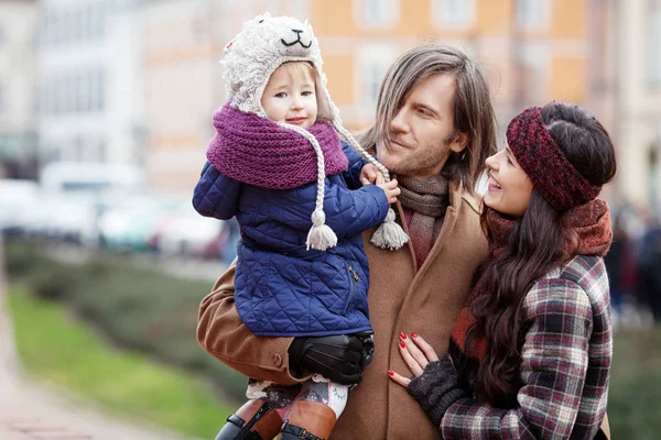 가을에 걸어 다니는 행복 한 가족 - 어머니, 아버지 및 어린 소녀 — 스톡 사진