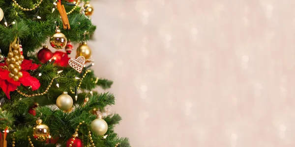Vánoční perníková dekorace na vánočním stromečku. Pozadí — Stock fotografie