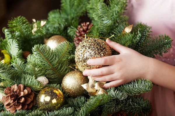 Маленькая девочка с елочкой в руках. Рождество и Новый год — стоковое фото