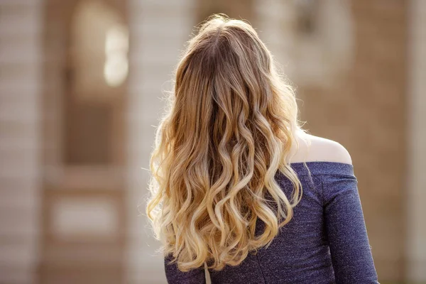 Fashion Outdoor Foto Van Mooie Jonge Vrouw Zicht Van Achteren — Stockfoto