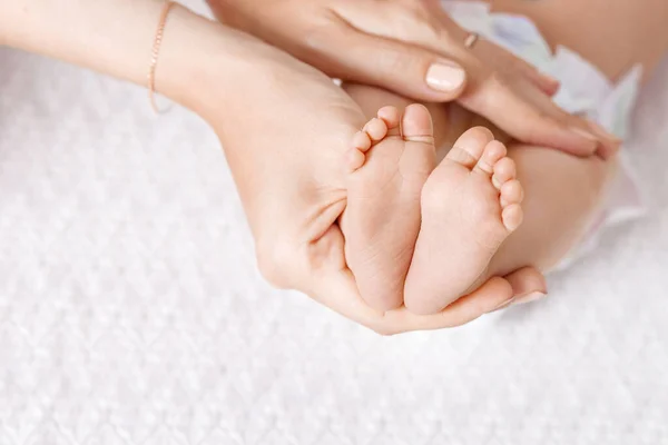 Parent Holding Hands Feet Newborn Baby Tiny Newborn Baby Feet — Stock Photo, Image