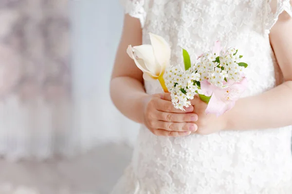 甘い女の子の手に花を保持する 写真を閉めろ スペースのコピー — ストック写真