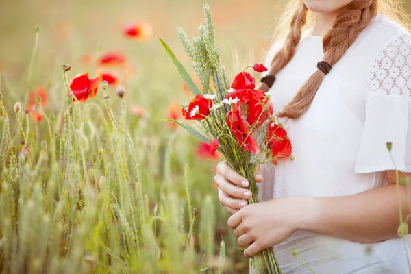 Süßes Mädchen Mit Roten Mohnblumen Den Händen Foto Aus Nächster — Stockfoto