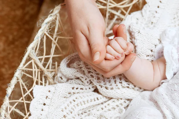 Pasgeboren Baby Hand Moeder Hand Gelukkige Moeder Die Hand Houdt — Stockfoto