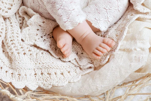 Close Picture Newborn Baby Feet Knitted Plaid — Stock Photo, Image