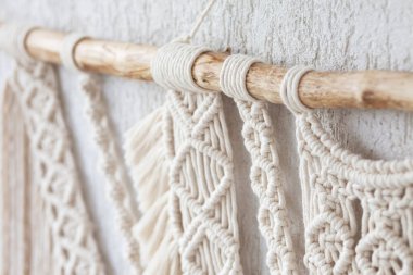 El yapımı makrome doku deseni yakın plan. ECO dostu modern örgü DIY doğal dekorasyon konsepti. Düz yatıyordu. El yapımı makrome% 100 pamuk. Ayrıntılar yakın. Kadın hobisi. 