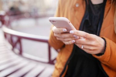 Telefonu elinde tutan kız. Resmi kapat