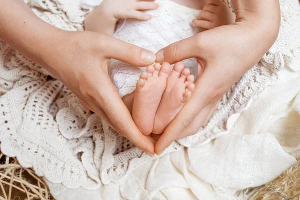 Ouder Handen Van Pasgeboren Baby Kleine Pasgeboren Baby Voeten Hart — Stockfoto
