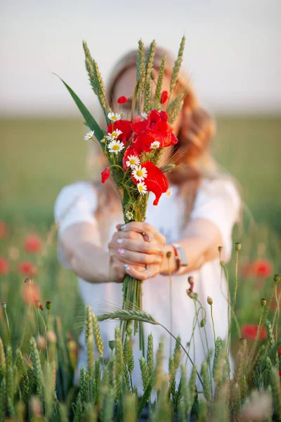 Słodka Dziewczyna Trzyma Czerwone Kwiaty Maku Rękach Zamknij Zdjęcie — Zdjęcie stockowe