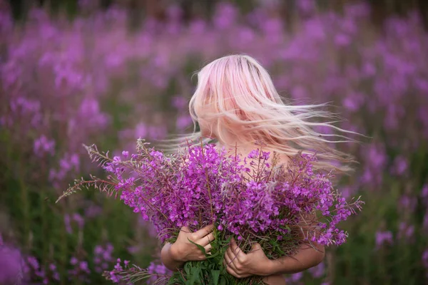 야외의 아름다운 로맨틱 아름다운 소녀가 해돋이 밭에서 머리를 있어요 소프트 — 스톡 사진