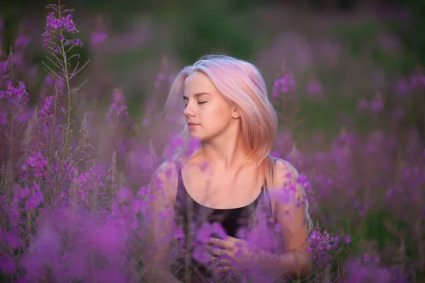 美丽浪漫的女孩在户外 日出时分 美丽的少女模特儿带着粉红的头发站在野草场 — 图库照片