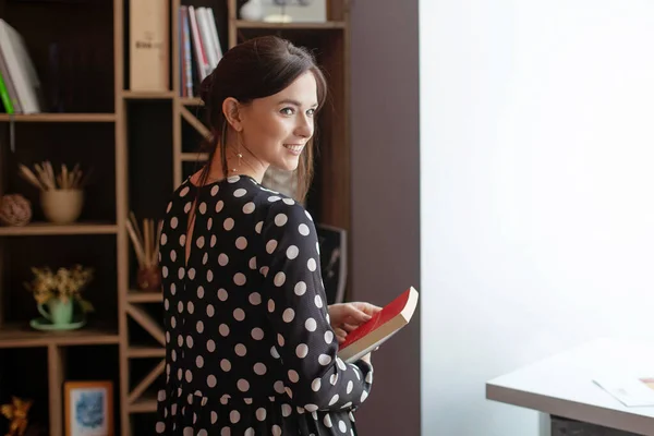 Femme Souriante Robe Debout Dans Bureau Femme Affaires Avec Livre — Photo