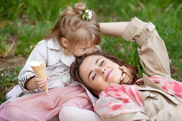 Happy Mother Little Daughter Outdoor Portrait Mom Her Child Enjoying — Stock Photo, Image