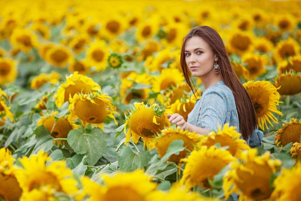 Schöne Junge Mädchen Genießen Die Natur Auf Dem Feld Der — Stockfoto