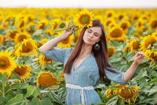 Schöne Fröhliche Mädchen Mit Sonnenblumen Genießen Die Natur Und Lachen — Stockfoto