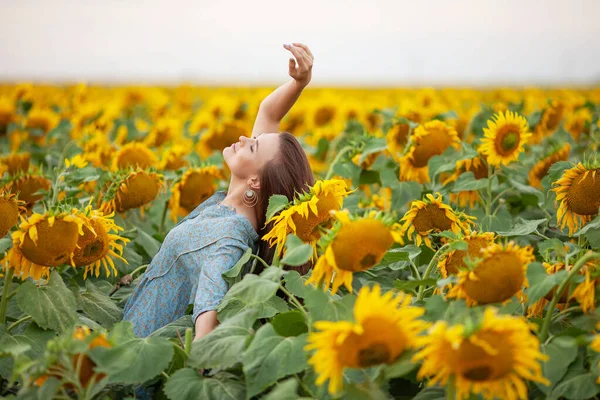 Красуня Радісна Дівчина Соняшником Насолоджується Природою Сміється Полі Соняшників Заході — стокове фото