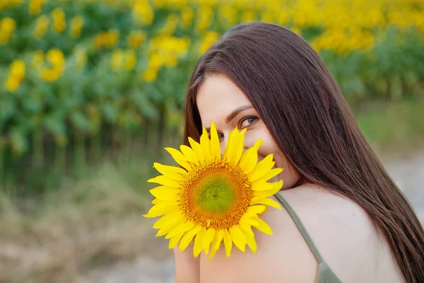 Ayçiçekli Güzel Bir Kız Doğanın Tadını Çıkarıyor Gün Batımında Ayçiçeği — Stok fotoğraf