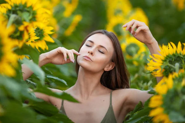 Krása Radostná Dívka Slunečnice Těší Přírodě Poli Slunečnice Při Západu — Stock fotografie