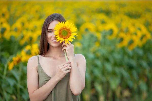 Krásná Radostná Dívka Slunečnicí Těší Přírodě Směje Poli Slunečnic Při — Stock fotografie