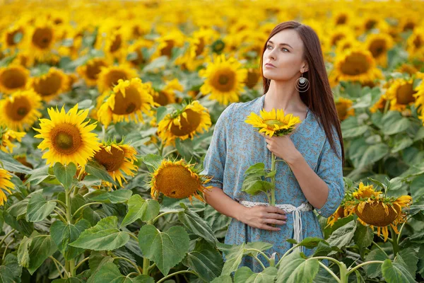 Krása Radostná Dívka Těší Přírodu Poli Slunečnice Při Západu Slunce — Stock fotografie