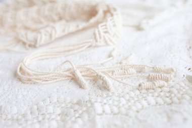 El yapımı makrome elbise kemeri yakın çekim detayları. Doğal pamuk iplikleri. Kadın elbisesi için şık bir dekorasyon. Makrame örgü ve pamuk iplikleri. Kadın hobisi. Çevre dostu modern örgü doğal dekorasyon konsepti.