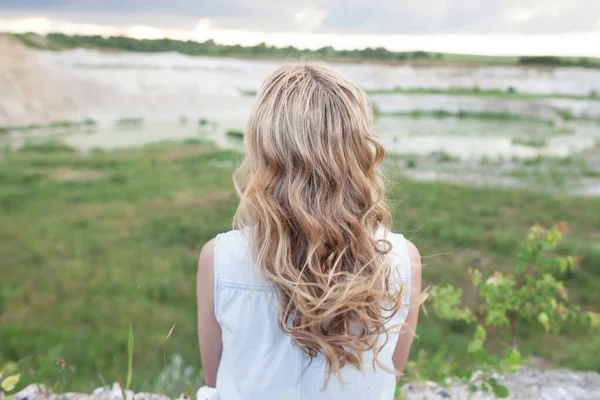 Junge Frau Mit Langen Schönheitshaaren Die Auf Sandige Hügel Blickt — Stockfoto