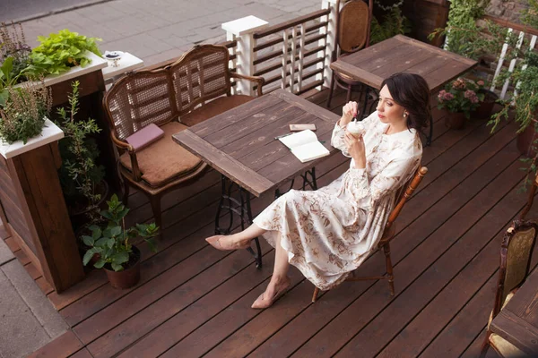 Hermosa Mujer Con Estilo Vestido Beige Beber Café Aire Libre — Foto de Stock