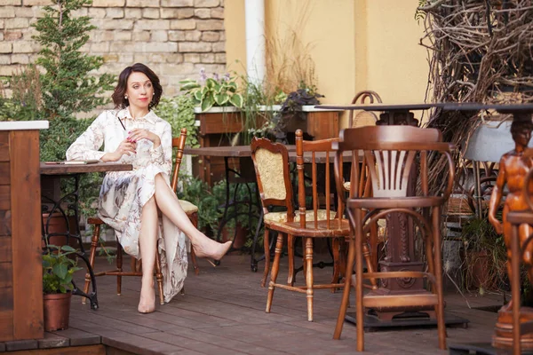 Hermosa Mujer Con Estilo Vestido Beige Beber Café Aire Libre — Foto de Stock