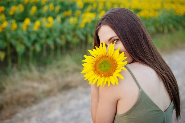 Schöne Fröhliche Mädchen Mit Sonnenblumen Genießen Die Natur Und Lachen — Stockfoto