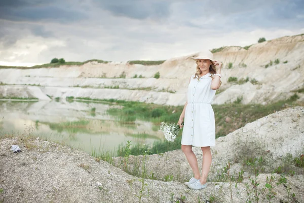 Junge Frau Mit Hut Der Nähe Eines Sees Mit Hellem — Stockfoto