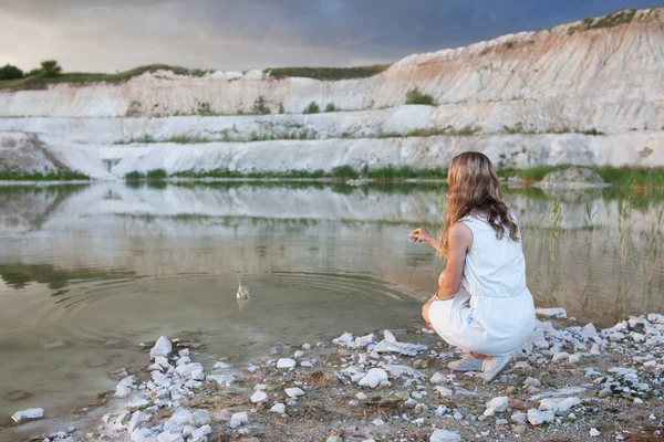 Eine Junge Frau Sitzt Ufer Eines Bergsees Und Wirft Steine — Stockfoto