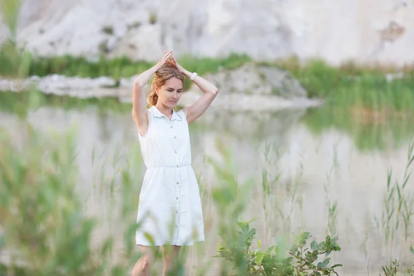 Eine Nachdenkliche Junge Frau Steht See Vor Dem Hintergrund Heller — Stockfoto