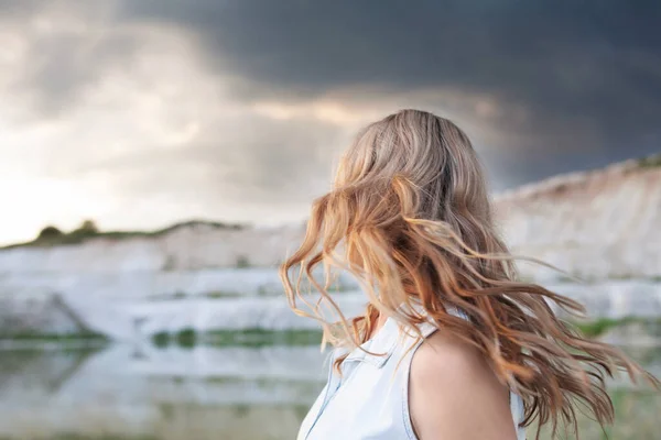 Rückenansicht Einer Jungen Frau Mit Langen Wallenden Blonden Haaren Wind — Stockfoto