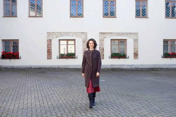 Schöne Frau Mittleren Alters Die Sonnigen Herbst Oder Frühlingstagen Auf — Stockfoto